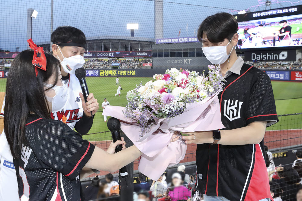 KT가 예비부부를 대상으로 KT 결혼혜택패키지 프로모션 활동을 시작했다. 28일 수원 KT 위즈파크 홈경기 중 진행된 프로포즈 타임에 KT 위즈 팬 유경진씨가 깜짝 프로포즈했다.