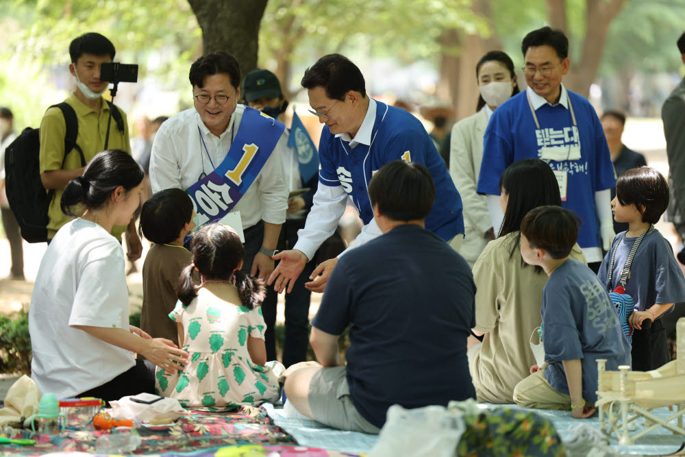 송영길 더불어민주당 서울시장 후보가 28일 오후 서울시 서울숲을 방문, 시민들에게 인사하고 있다. 연합뉴스