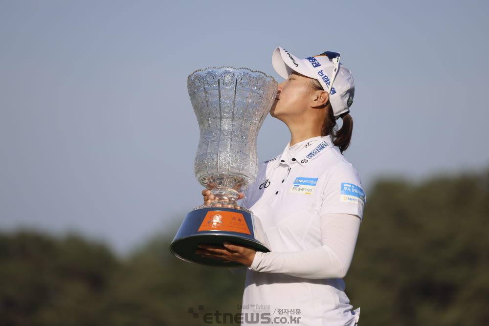 [포토]정윤지, 연장 5차전에서 지한솔 꺽고 우승 감격