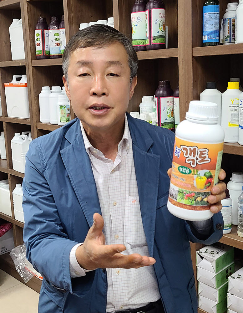 홍옥식 한국농업과학 대표가 미생물을 활용해 개발한 생균제 객토에 대해 설명하고 있다.