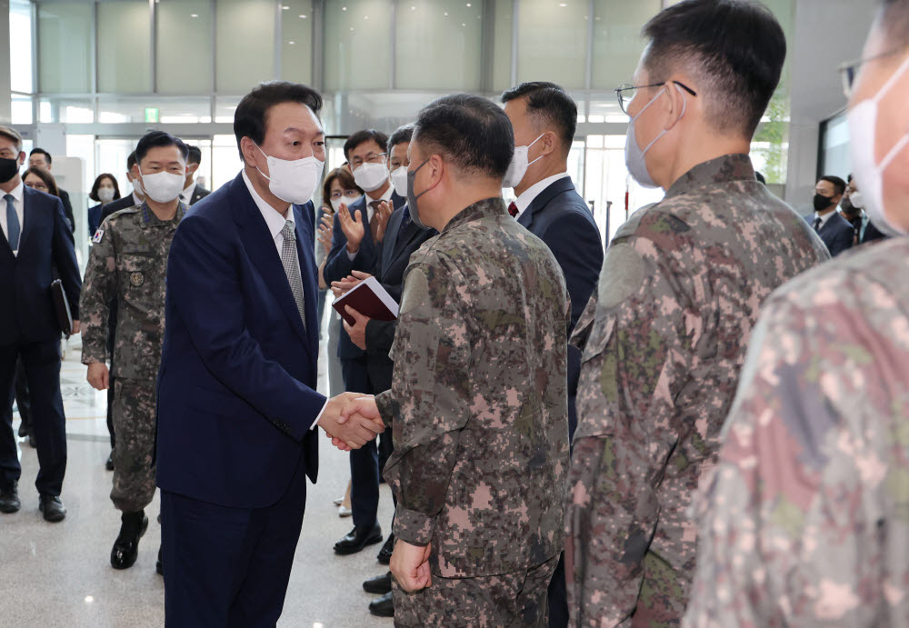 윤석열 대통령이 30일 오전 서울 용산 국방부·합참 청사를 방문, 군 간부들과 악수하고 있다. 연합뉴스