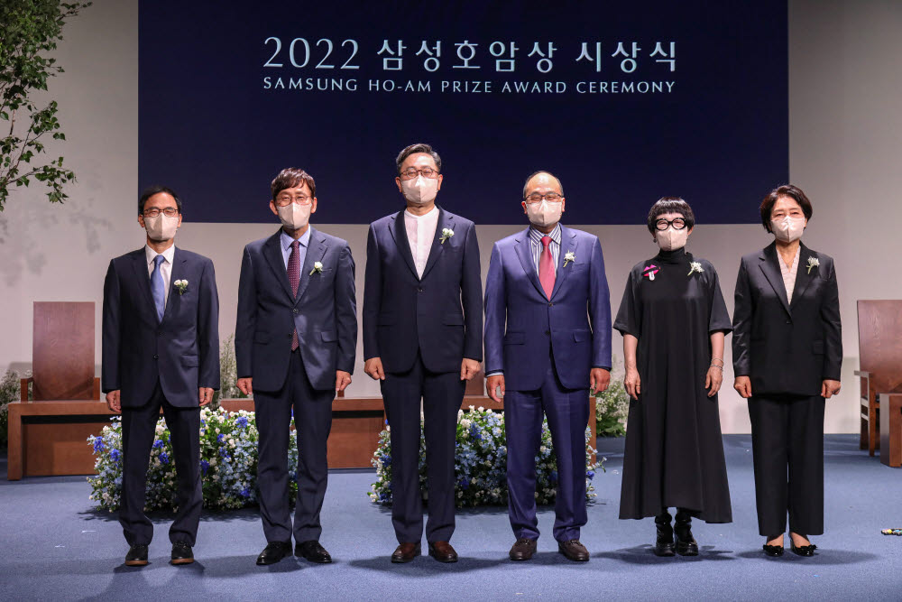 31일 서울신라호텔 다이너스티홀에서 열린 2022 삼성호암상 시상식에서 수상자들이 기념촬영했다. 왼쪽부터 오용근 포스텍 교수(과학상 물리·수학부문), 장석복 KAIST 특훈교수(과학상 화학·생명과학부문), 차상균 서울대 교수(공학상), 키스 정 하버드의대 교수(의학상), 김혜순 시인(예술상), 하트-하트재단 신인숙 이사장(사회봉사상). [자료:호암재단]