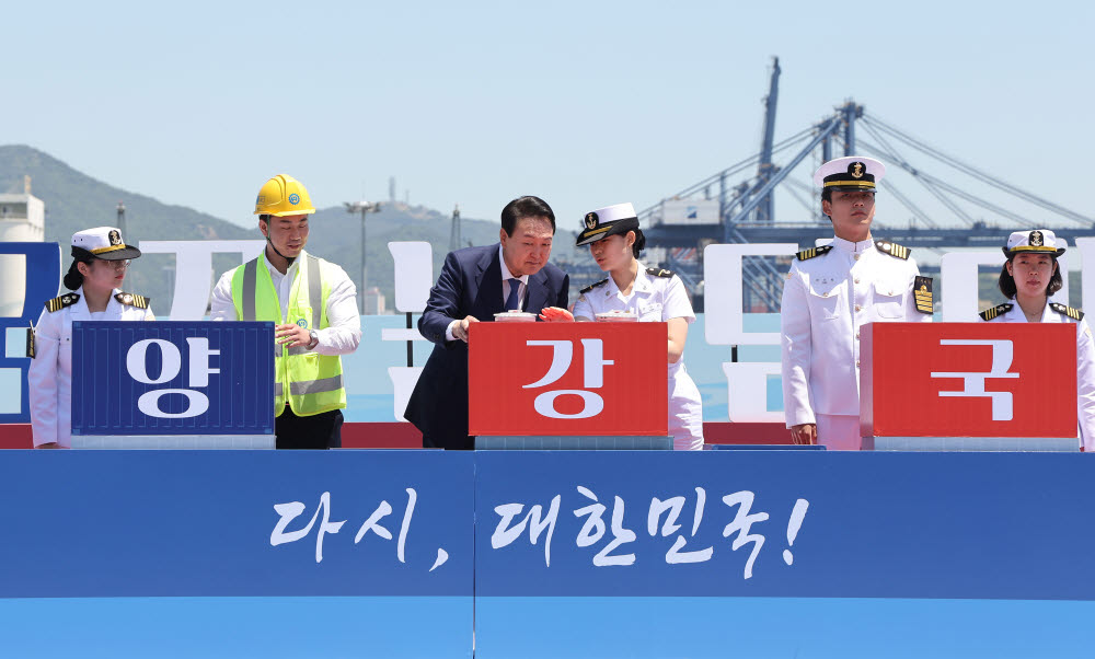 윤석열 대통령이 31일 오전 부산항 국제여객터미널 크루즈 부두에서 열린 제27회 바다의 날 기념식에서 대한민국호 신해양강국 출항식 퍼포먼스를 하고 있다. 연합뉴스