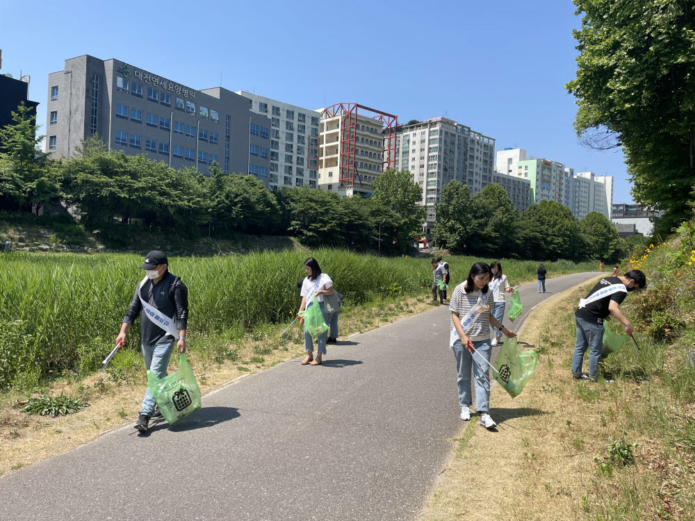 31일 대전창조경제혁신센터는 유성구 갑천변 일대에서 쓰레기를 주우며 청렴 의지를 홍보하는 대전 청렴 줍줍 플로킹 캠페인을 전개했다.