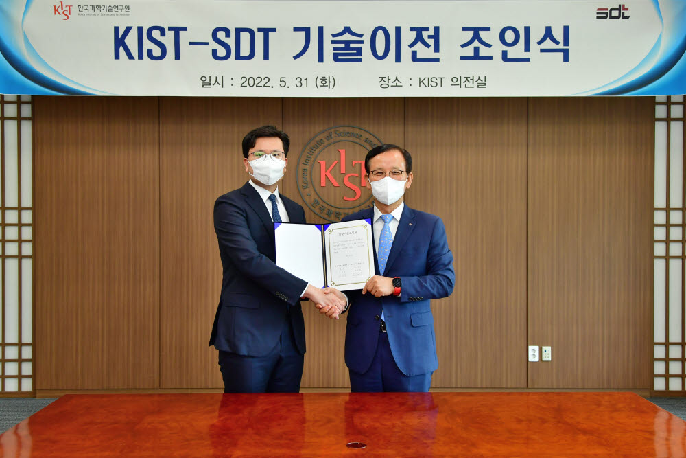 한국과학기술연구원(KIST, 원장 윤석진)과 SDT 주식회사(대표이사 윤지원)는 KIST느 31일 서울 본원에서 양자암호통신장치 기술에 대한 기술이전 및 사업화 협력을 위한 조인식을 가졌다. 사진 왼쪽은 윤지원 SDT 대표, 오른쪽은 윤석진 KIST 원장.