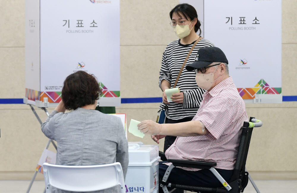 소중한 한 표 행사하는 유권자들