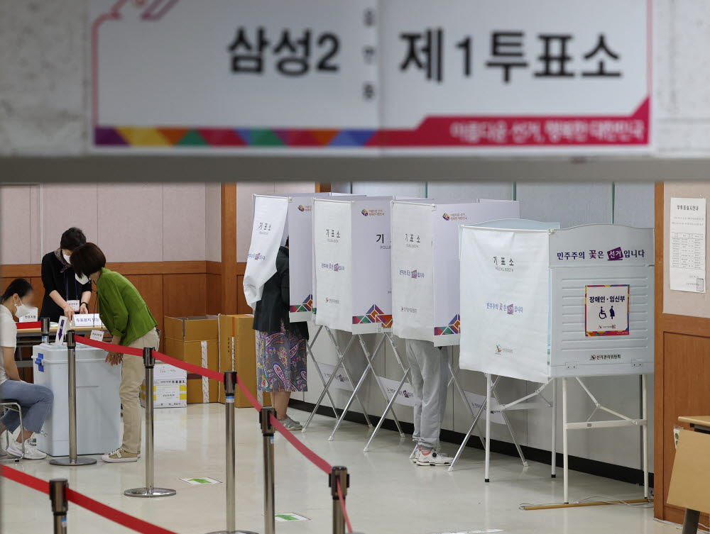 1일 서울 강남구 삼성2문화센터에 설치된 투표소가 한산한 모습을 보이고 있다. 연합뉴스