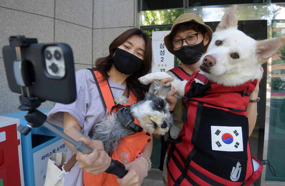 "투표소 앞에서 가족사진 인증샷"