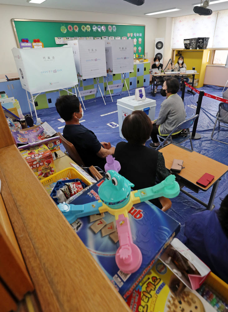 제8회 지방선거 및 국회의원 보궐선거일인 1일 오전 충남 논산 연산초등학교에서 시민들이 투표하고 있다.<연합뉴스>