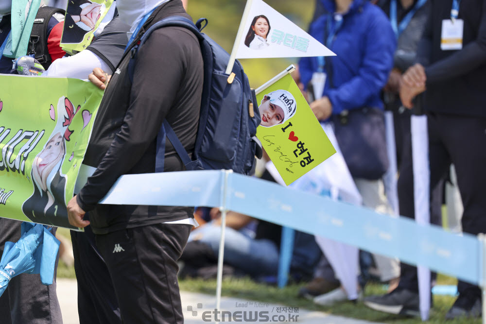 2022시즌 KLPGA투어 두산 매치플레이 챔피언십에서 깃발과 현수막을 들고 응원하고 있는 박현경 팬클럽의 모습 . 사진=손진현 기자