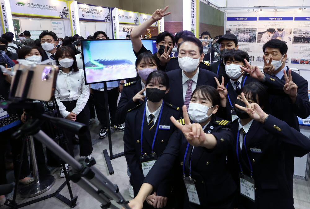 부산항 입항 시뮬레이터 체험하는 윤석열 대통령