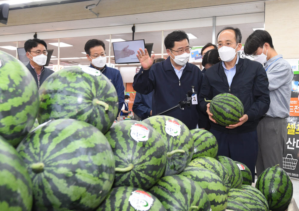 추경호 부총리가 5일 서울 창동 농협하나로마트를 방문해 농축산물 수급 및 가격 동향을 점검했다.(사진=기획재정부 제공)