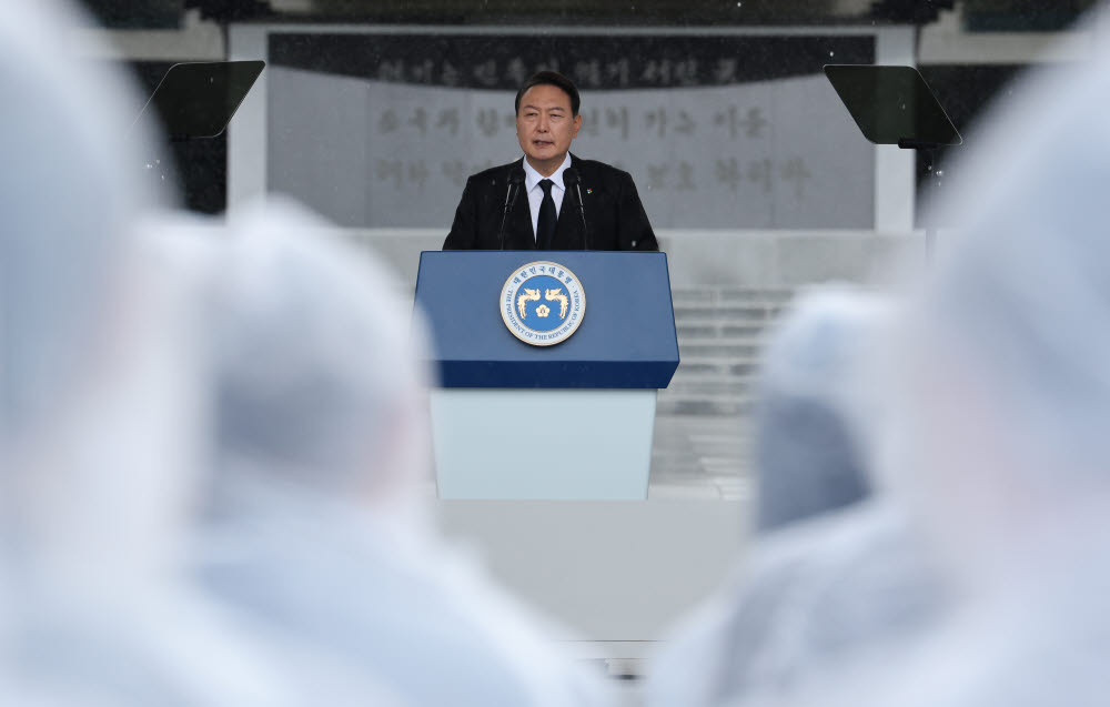 윤석열 대통령이 6일 오전 서울 동작구 국립서울현충원에서 열린 제67회 현충일 추념식에서 추념사를 하고 있다. 연합뉴스