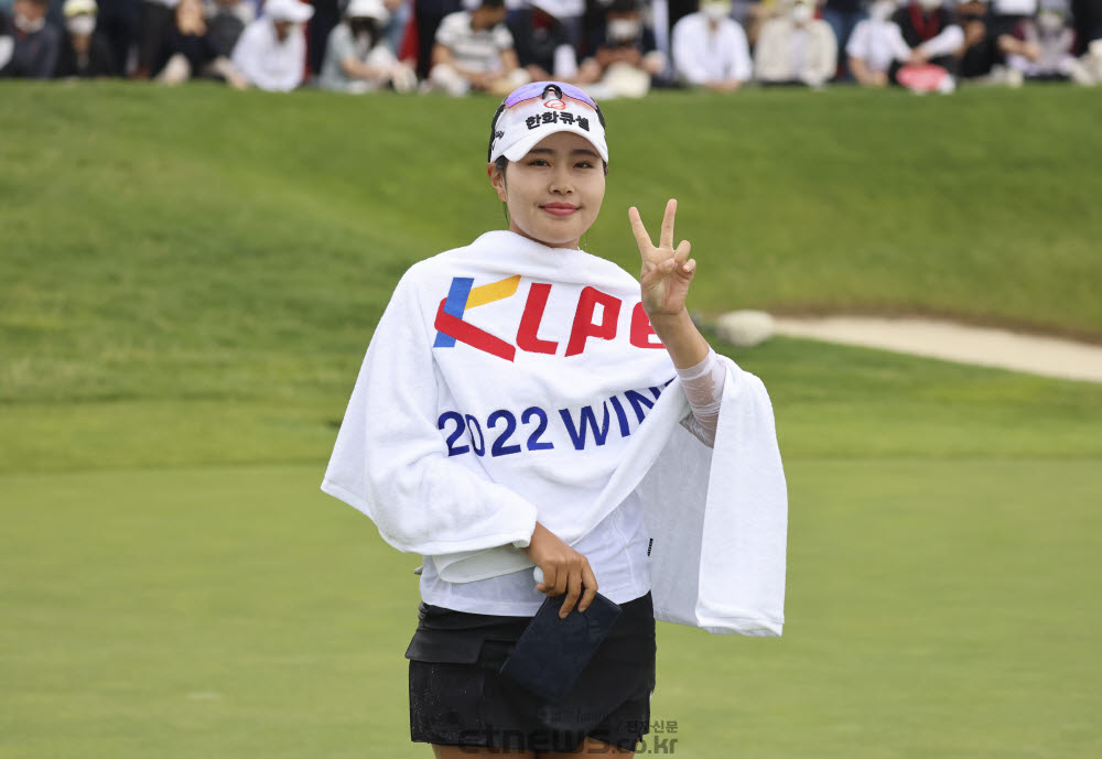 한화큐셀 성유진이 롯데 오픈에서 우승한 뒤 포즈를 취하고 있다. 사진=손진현 기자