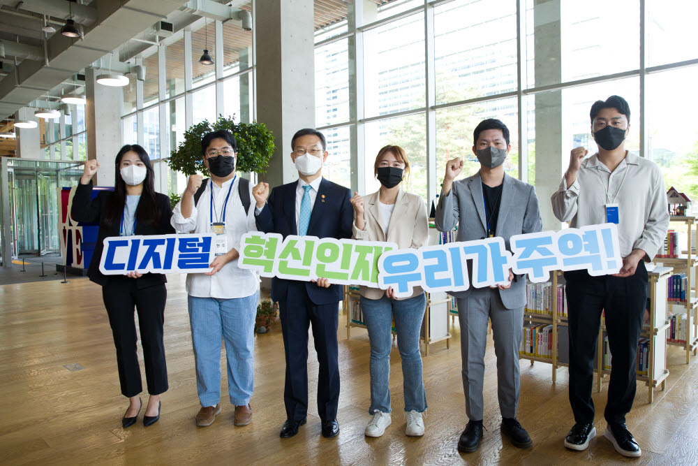 이종호 과학기술정보통신부 장관이 8일 오전 경기도 성남시 분당구 NHN을 방문해 개발자들과 기념촬영 하고 있다.