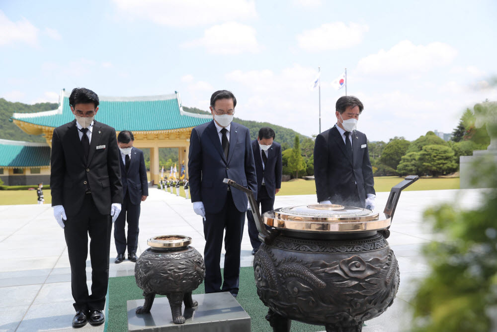 손태승 우리금융그룹 회장(앞줄 가운데)과 이원덕 우리은행장(뒷줄 왼쪽)이 3군 참모총장 면담 행사 후 국립대전현충원에서 참배하고 있다.