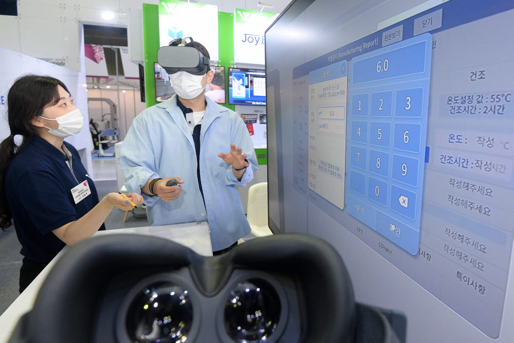 대전대학교 스마트헬스케어 VR사업단 부스에서 관람객이 의료기기 사용성 평가를 가상현실(VR)을 통해 실습할 수 있는 교육콘텐츠를 체험하고 있다.