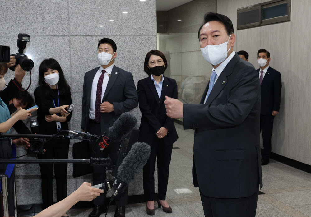 취임 한 달을 맞은 윤석열 대통령이 10일 오전 용산 대통령실 청사로 출근하며 취재진의 질문에 답하고 있다. 연합뉴스