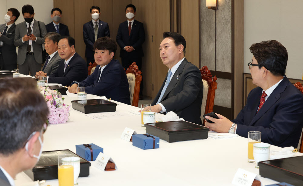 윤석열 대통령이 10일 오후 용산 대통령실 청사 대접견실에서 열린 국민의힘 지도부 초청 오찬 간담회에서 발언하고 있다. 왼쪽부터 김대기 비서실장, 한기호 사무총장, 이준석 대표, 윤 대통령, 권성동 원내대표.