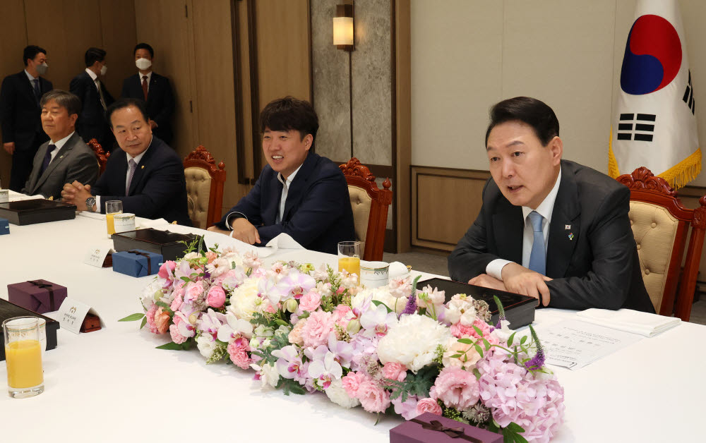 국민의힘 지도부 만난 윤석열 대통령