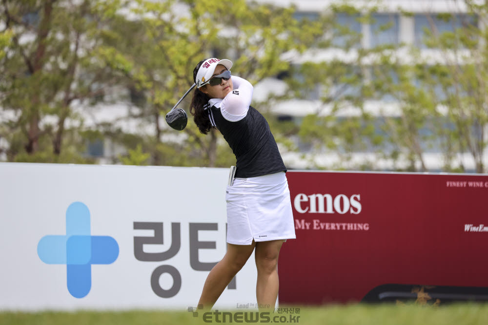 [포토]김민주, 7개 홀 연속 버디로 공동 2위 등극