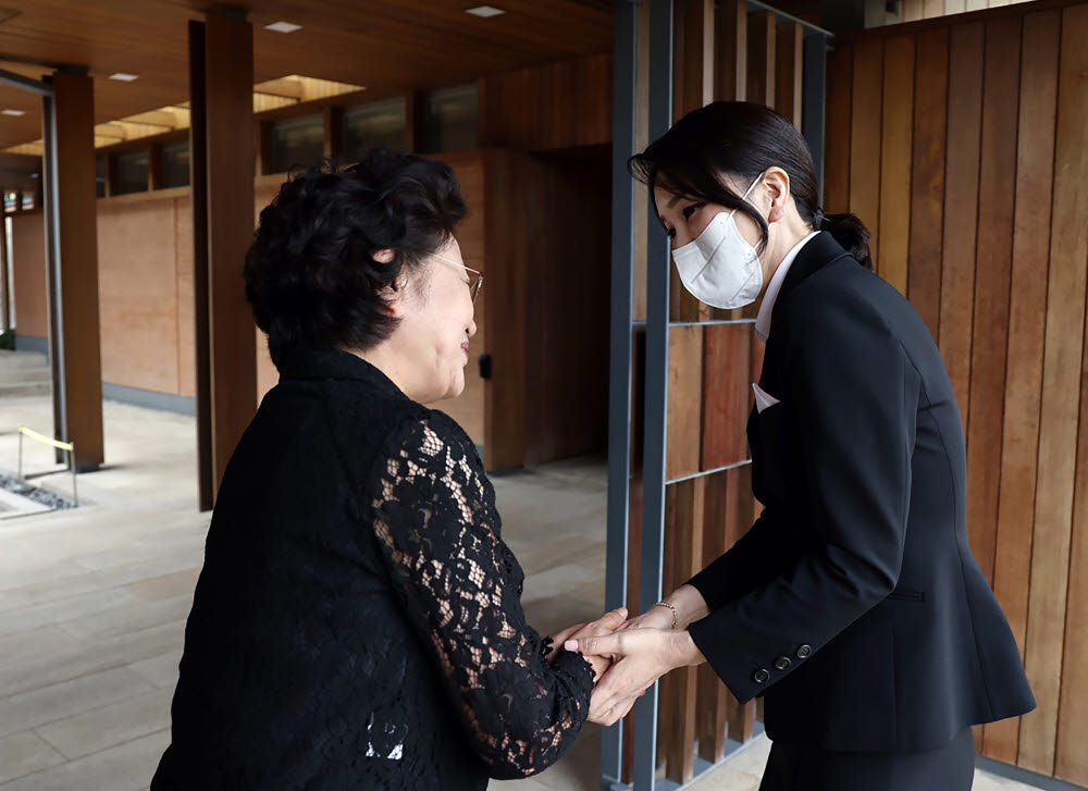 윤석열 대통령의 부인 김건희 여사가 13일 오후 경남 김해시 진영읍 봉하마을에서 고(故) 노무현 전 대통령 묘소에 참배한 뒤 권양숙 여사를 예방, 악수하고 있다. 대통령실 제공