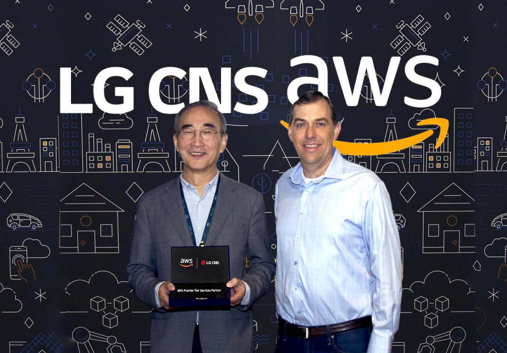 김영섭 LG CNS 사장(왼쪽)과 맷 가먼 AWS (Matt Garman) 수석 부사장.