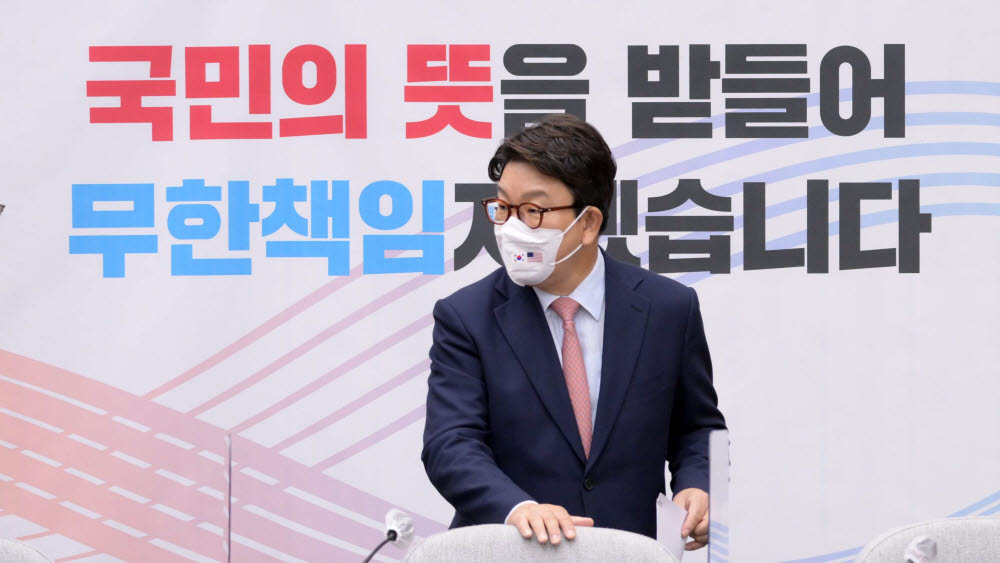 권성동 국민의힘 원내대표가 14일 오전 국회에서 열린 원내대책회의에 참석하고 있다. 연합뉴스