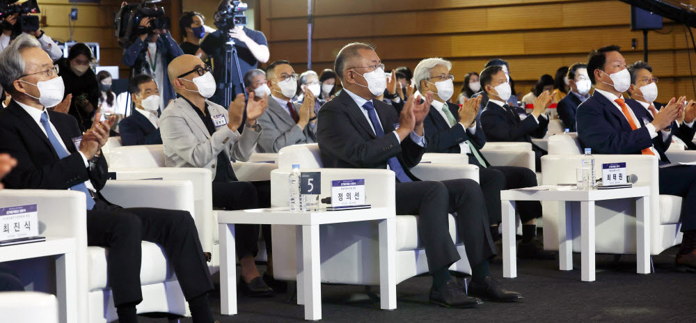 지난달 24일 서울 중구 대한상공회의소에서 열린 신기업가 정신 선포식에서 최태원 대한상의 회장, 정의선 현대차그룹 회장 등이 박수를 치고 있다.(자료: 전자신문 DB)