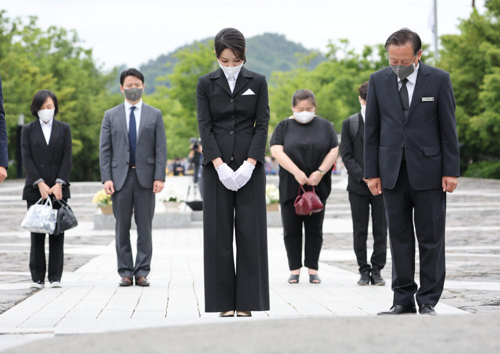 윤석열 대통령 부인 김건희 여사가 13일 오후 경남 김해시 진영읍 봉하마을을 방문해 고(故) 노무현 전 대통령 묘역을 참배하고 있다. 연합뉴스