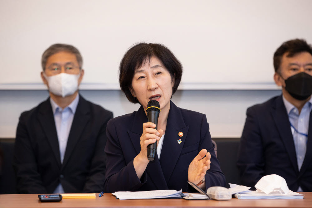 한화진 환경부 장관이 15일 세종시 한 음식점에서 출입기자단과 간담회 중 발언하고 있다.