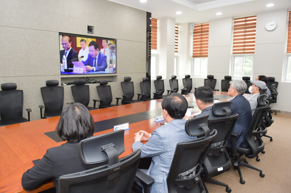 조선대 AI융합연구원은 중국 웨이팡직업대학·웨이팡시 산업기술연구원과 한중 교류 확대를 위한 업무협약(MOU)을 체결했다.