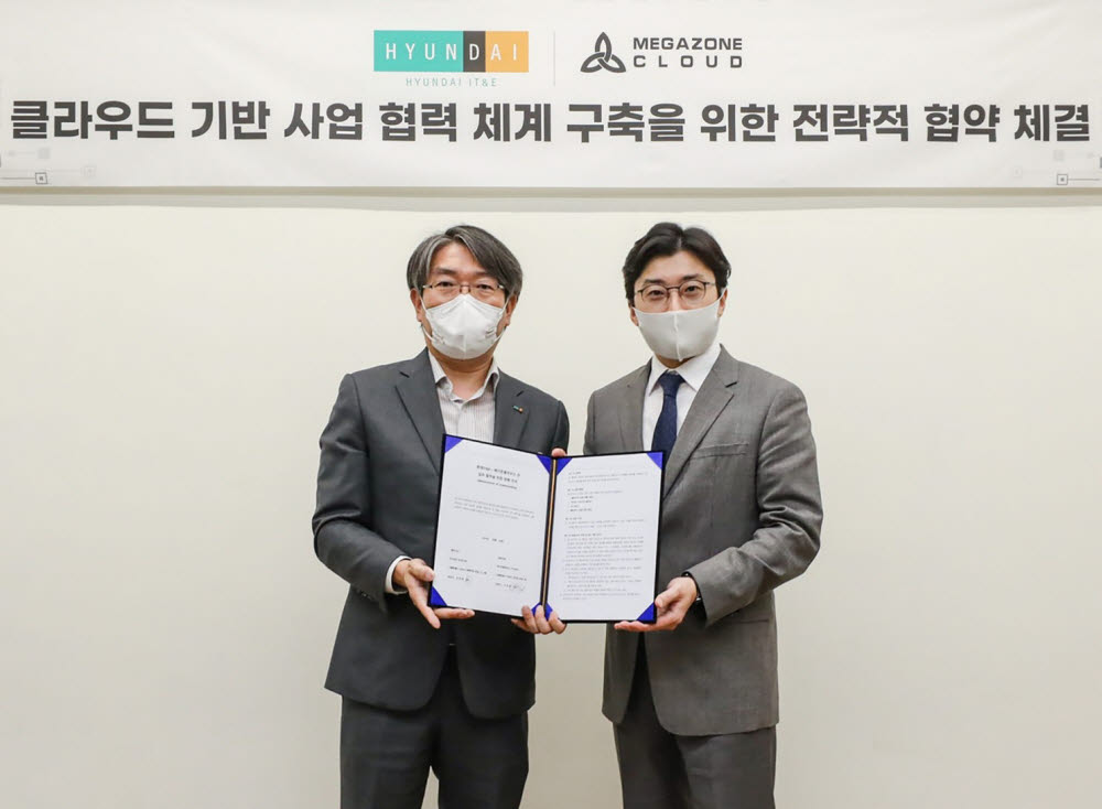 김성일 현대IT&E 대표(왼쪽), 이주완 메가존클라우드 대표