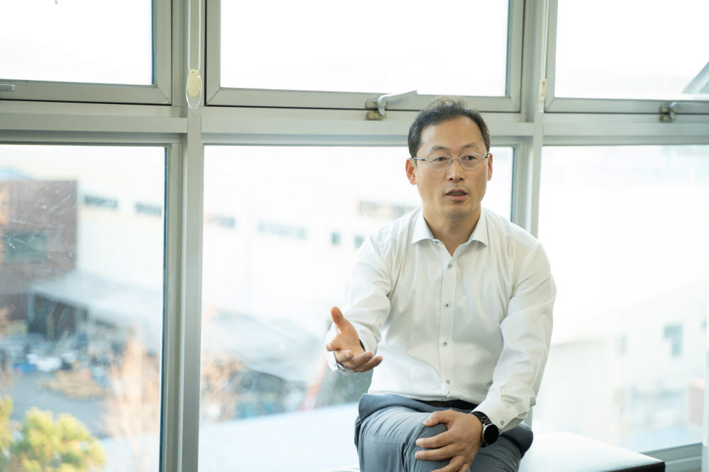 이준희 코셈 대표가 창립 15주년을 맞아 인터뷰를 통해 도전 목표를 설명하고 있다.