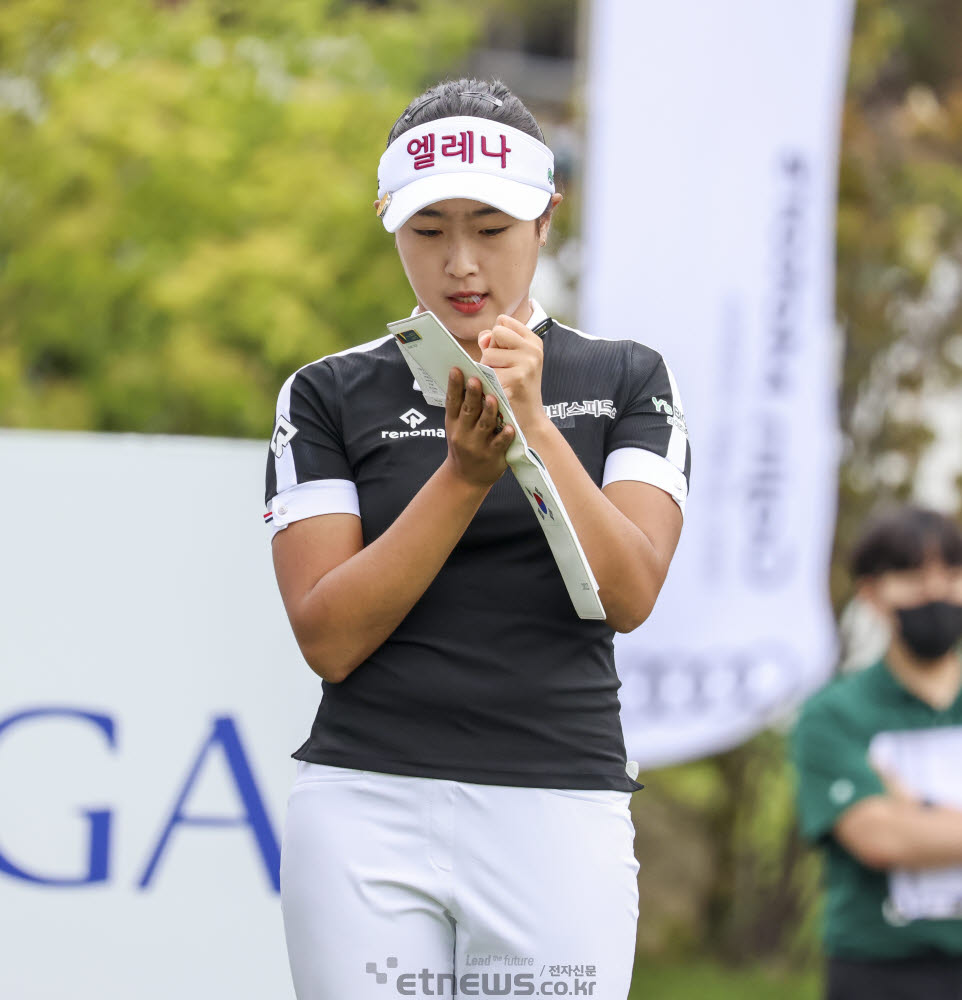 [포토]김민주, 꼼꼼하게 체크해요