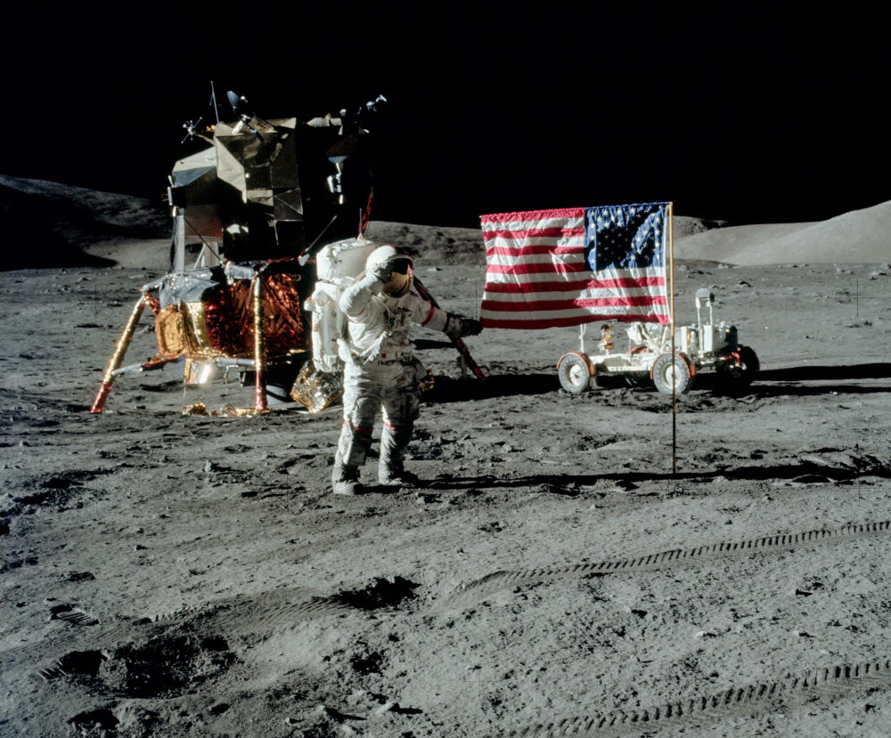 아폴로 17호 임무로 달에 착륙한 우주비행사 유진 서넌의 모습. 이들은 아폴로 임무를 통틀어 가장 많은 토양 시료를 채취해 지구로 가져왔다. (출처: NASA)