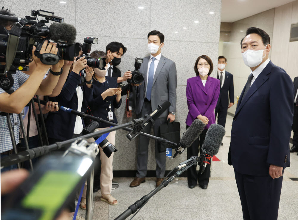 윤석열 대통령이 17일 서울 용산 대통령실청사로 출근하며 기자들의 질문에 답하고 있다. 연합뉴스