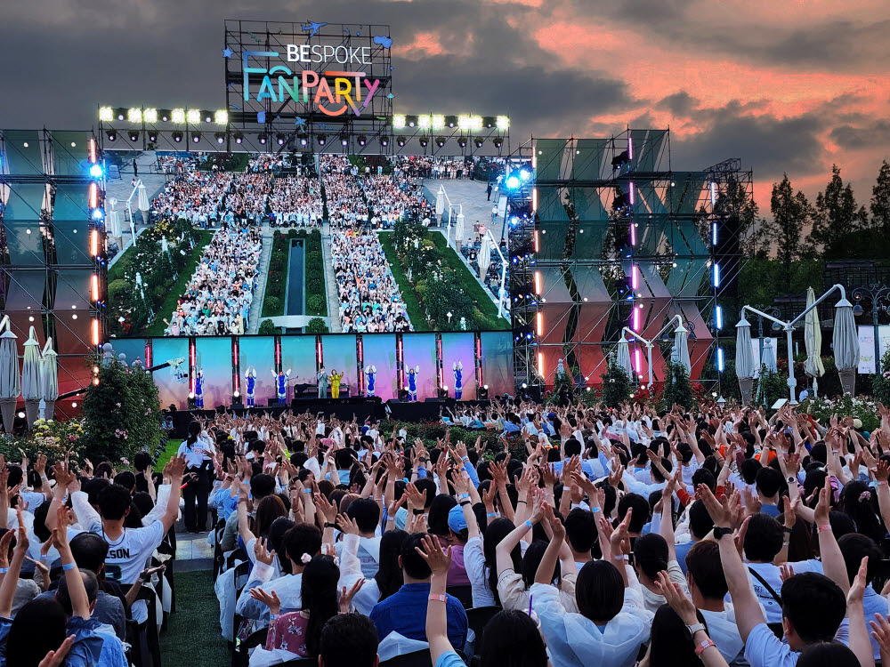 18일 용인 에버랜드에서 펼쳐진 비스포크 팬파티 무대 전경. 비스포크 팬파티에 참여한 팬들이 셀럽의 비스포크 댄스를 따라하며 환호하고 있다.