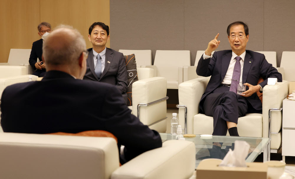 한덕수 총리, 파리로 출국 전 프랑스 대사와 면담