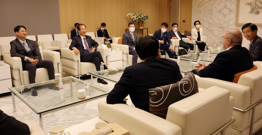 한덕수 총리, 파리로 출국 전 프랑스 대사와 면담