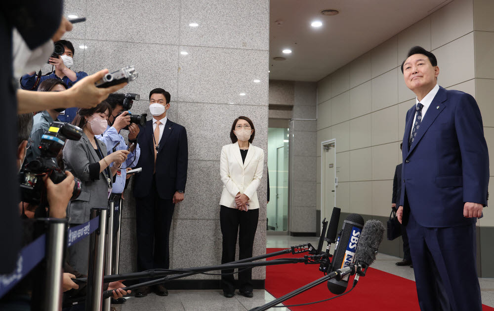 윤석열 대통령이 20일 오전 서울 용산 대통령실 청사로 출근하며 기자들의 질문에 답하고 있다. 연합뉴스.