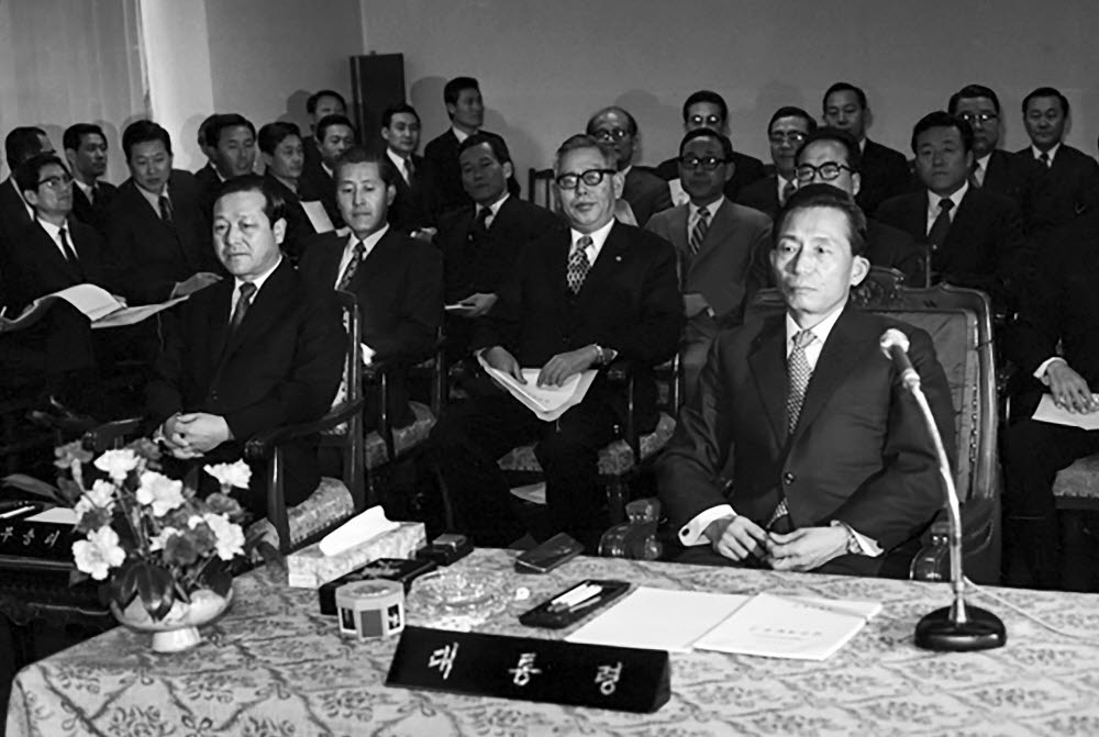 1972년 1월 14일 과학기술처 초도순시에 나선 박정희 대통령이 새해 업무보고를 받고 있다. <국가기록원 제공>