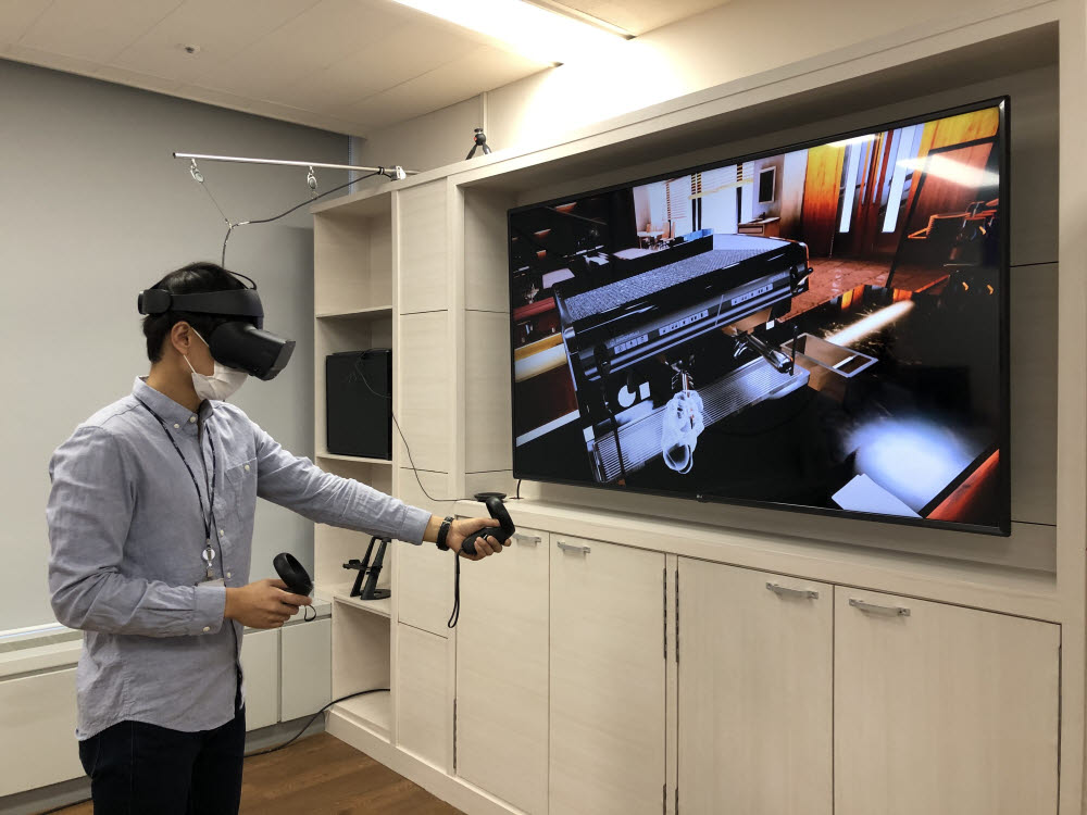 ETRI 연구진이 바리스타 가상 직업훈련을 위한 VR 기술을 시연하는 모습