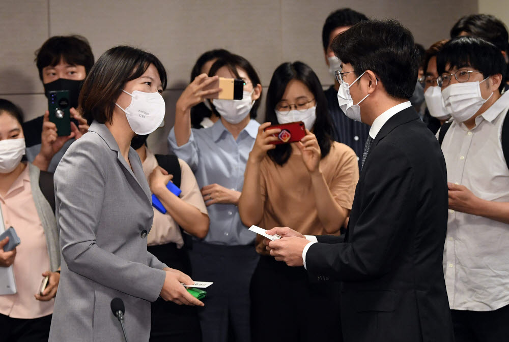 최수연 네이버 대표(왼쪽)와 김범준 우아한형제들 대표가 대화하고 있다.