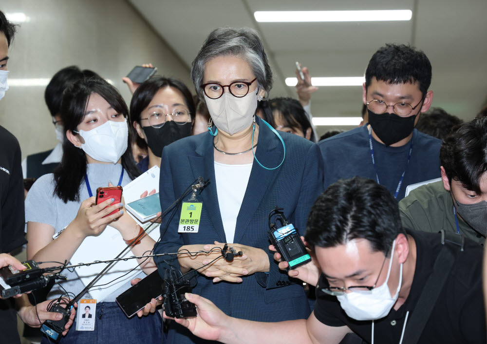 이준석 대표의 성상납 관련 증거인멸 교사 의혹 징계 심의 중인 국민의힘 이양희 윤리위원장이 22일 국회에서 열린 중앙윤리위원회 도중에 잠시 회의장 밖으로 나와 취재진의 질문에 답하고 있다.