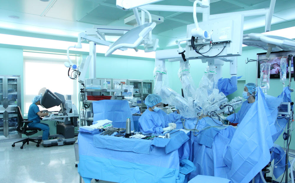 서울성모병원 의료진이 4세대 다빈치 Xi 로봇수술기를 이용해 환자를 수술하고 있다. 사진=서울 성모병원 (사진은 기사와 직접 연관이 없습니다)