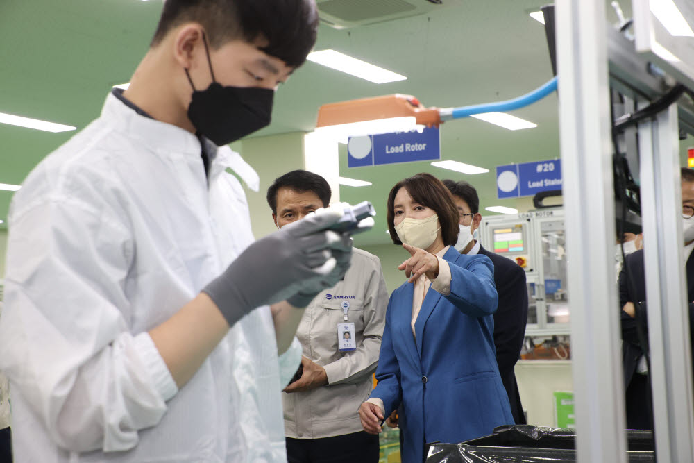 지난 22일 이영 중소벤처기업부 장관이 삼현 현장을 찾아 주력 생산제품과 스마트공장 고도화 방향에 대한 의견을 들었다.