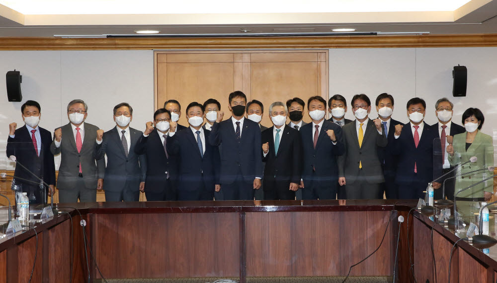 지난 20일 서울 중구 은행회관에서 이복현 금융감독원장(앞줄 가운데)이 국내은행장들과 기념사진을 찍고 있다.