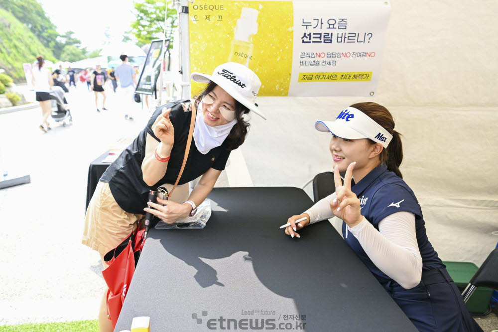 [포토]서어진, 단독 1위라 인기가 많아요