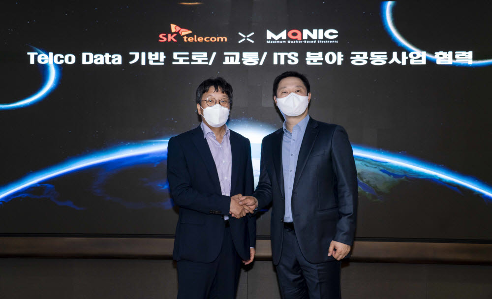 장홍성 SK텔레콤 광고·데이터 CO담당(왼쪽)과 유승모 엠큐닉 대표이사가 업무협약을 체결하고 있다.